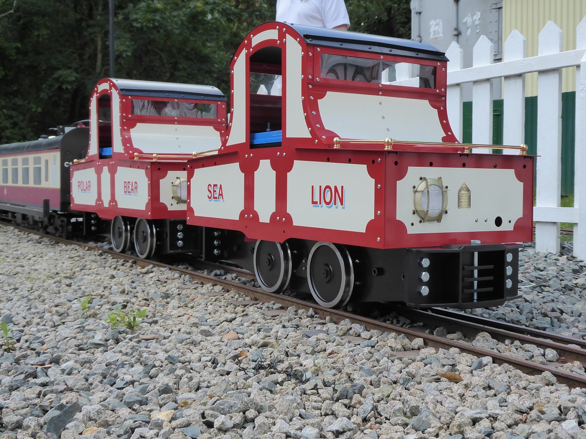 Polar Bear & Sea Lion miniature locomotive